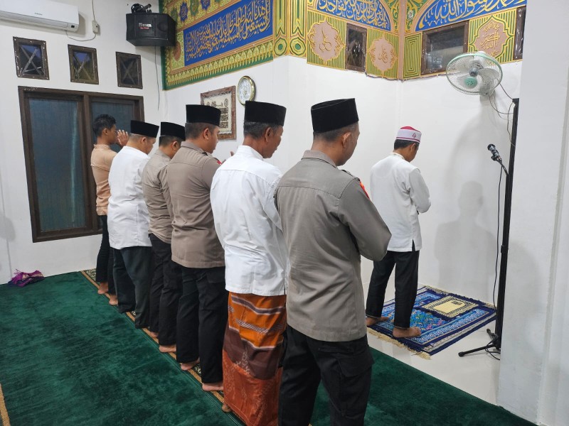 Polsek Bengkalis Khusyuk Salat Ghaib untuk Pahlawan Bhayangkara