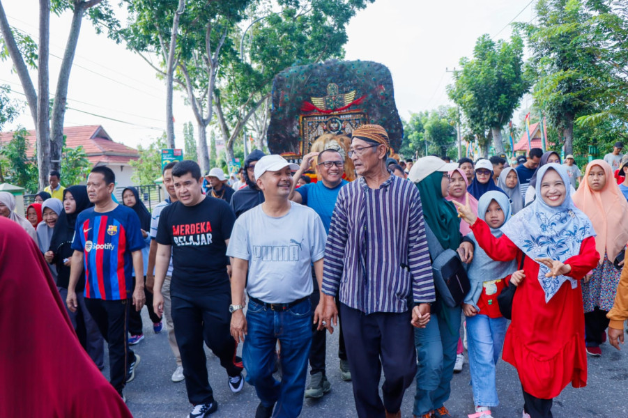 Pj Bupati Kampar Ikut Jalan Santai dan Saksikan Pagelaran Budaya di Lapangan Pelajar