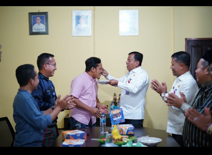 Plt Bupati dan Sekda Kuansing Berikan Kejutan HPN ke PWI ke 76 Tahun 2022