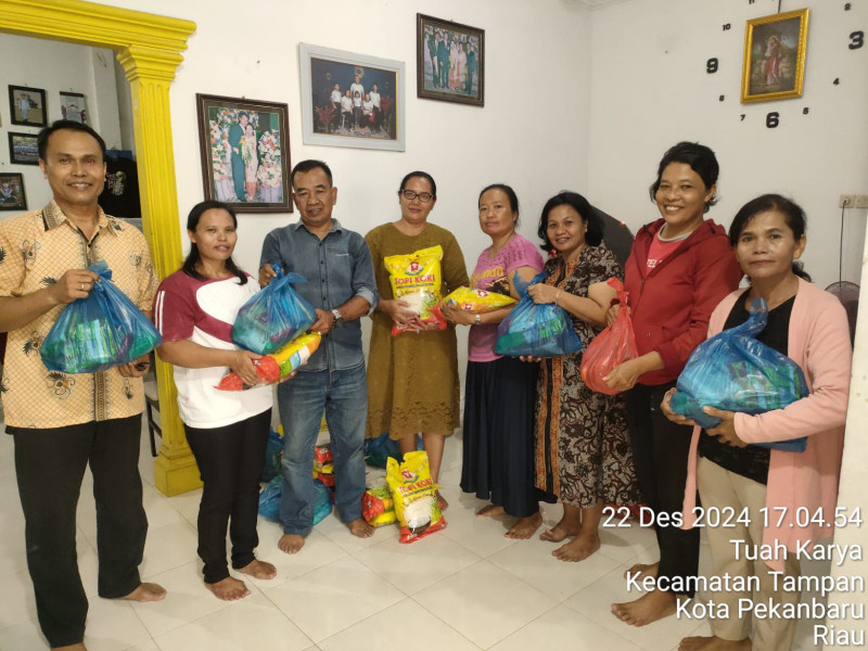 Menyambut Nataru 2024, LSM Perkara Berbagi Kasih Dengan Bagikan Sembako Untuk Kebutuhan Rumah Tangga