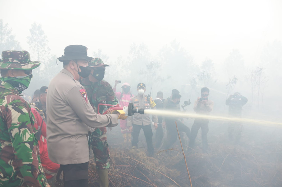 Ikut Turun Padamkan Karhutla, Kapolda Riau: Medannya Cukup Berat