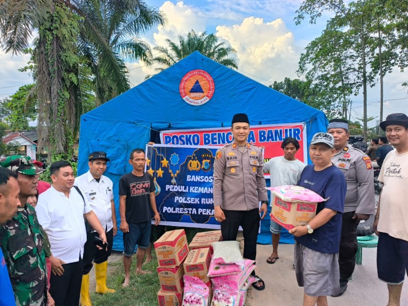 Polsek Rumbai dan Forkompincam Salurkan Bantuan untuk Warga Terdampak Banjir