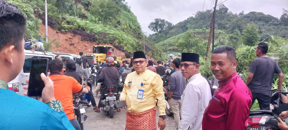 Longsor Jalan Lintas Riau-Sumbar KM 96 Tanjung Alai, Camat XIII Koto Kampar Siaga di Lokasi