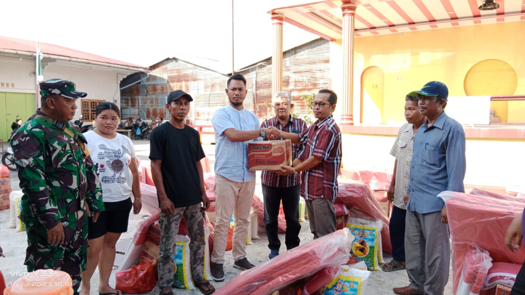 18 KK Korban Kebakaran Dapat Bantuan dari Pemkab Rohil dan Pemkep Teluk Pulai