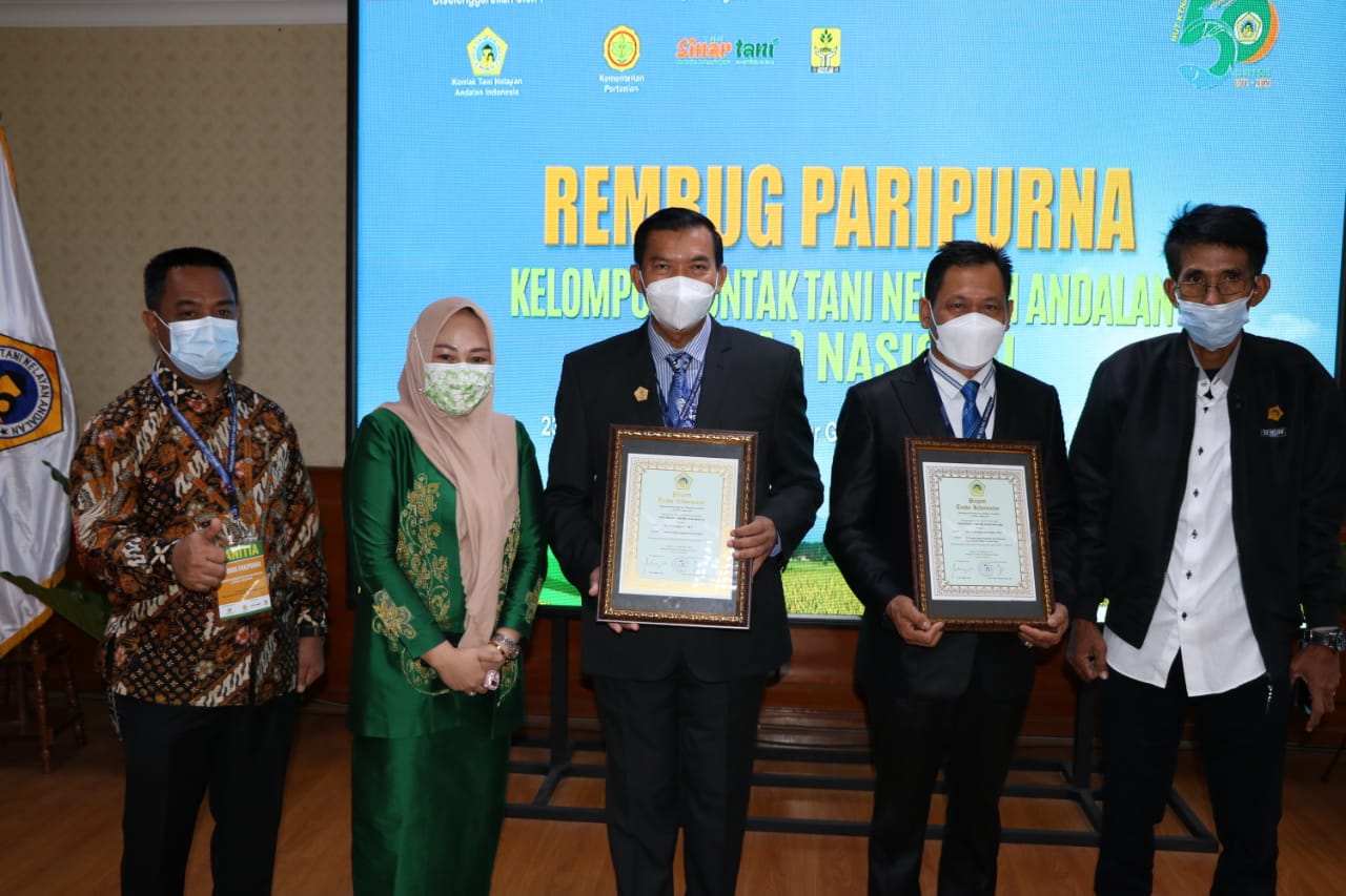 Wali Kota Pekanbaru Dianugerahi Lencana Adhi Bhakti Tani Nelayan
