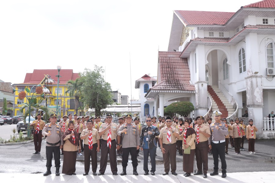 Lepas Kontingen Jambore Karhutla Riau 2025 Bersama Forkompimda, Kapolres Rohil Serahkan Bibit Pohon