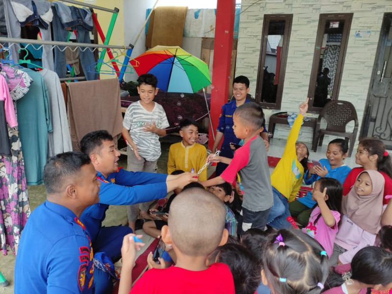 Sat Polairud Pelalawan Bagikan Makan Siang untuk Warga Terkena Banjir