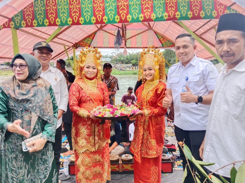 Balimau Kasai, Camat Bangkinang Bersama Forkopimcam Lepas 8 Sampan Hias