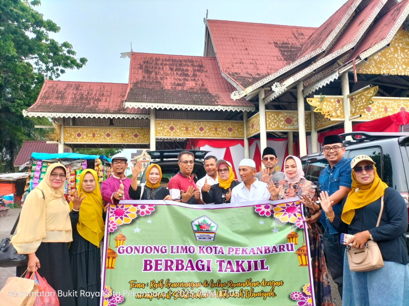 Pengurus Gonjong Limo Pekanbaru Berbagi Takjil dan Al-Quran