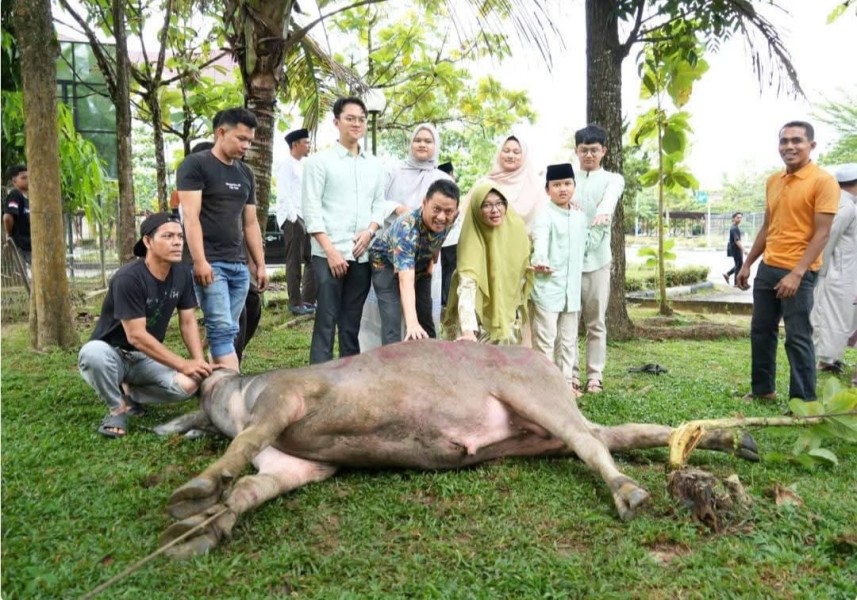 THL dan Petugas Kebersihan di Setdakab Kampar Dapat Daging Kurban, Sekda: Ini Bentuk Kepedulian Pemda