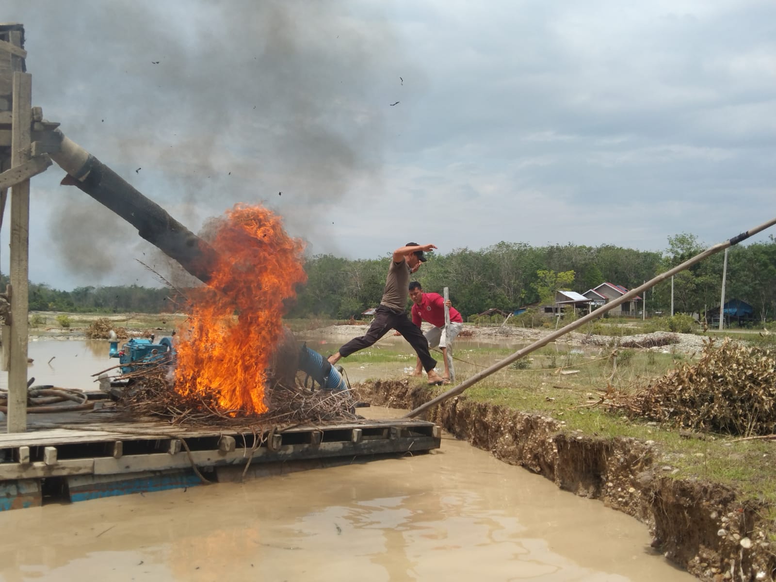 Pelaku PETI Kabur ke Semak-semak, Rakit Dompengnya Dibakar