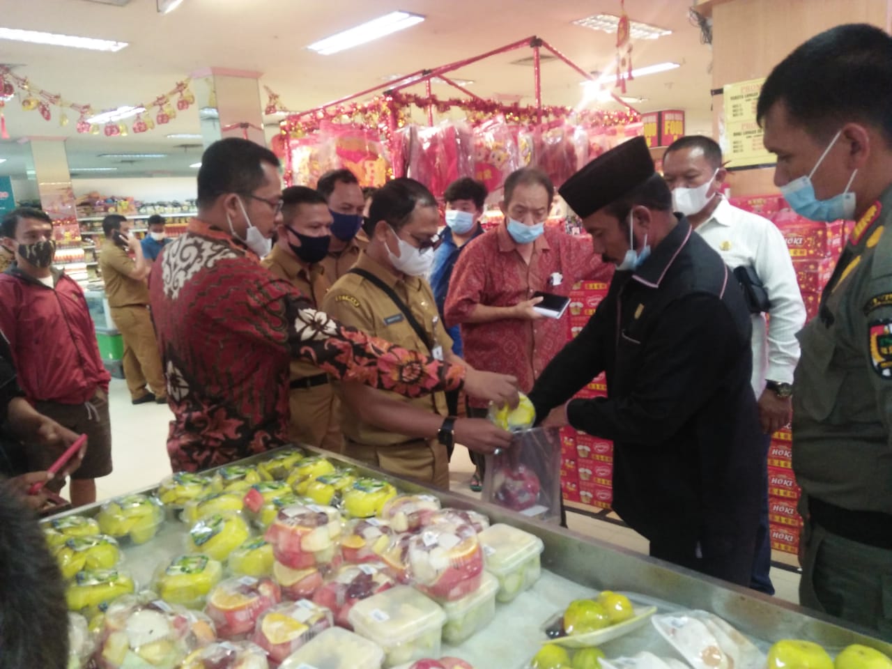 Sidak ke Pasar Buah Pekanbaru, Komisi II Temukan Buah Busuk dan Tidak Layak Konsumsi