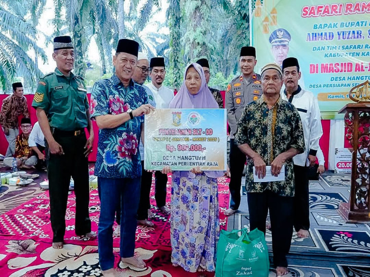 Serahkan Bantuan, Sekda Kampar Safari Ramadhan di Masjid Al Jami'ah Desa Hangtuah