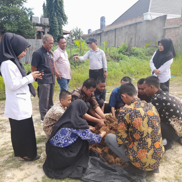 Pelajar SMK Tuah Negeri Periksa Hasil Pupuk Bersama BUMDes Maju Jaya
