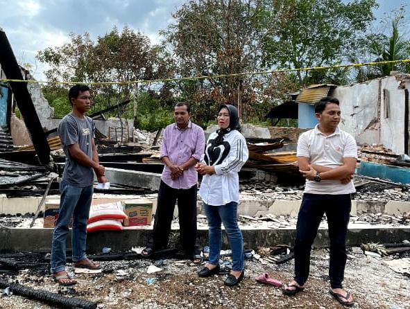 Anggota DPRD Kampar Santuni Korban Kebakaran di Tambang