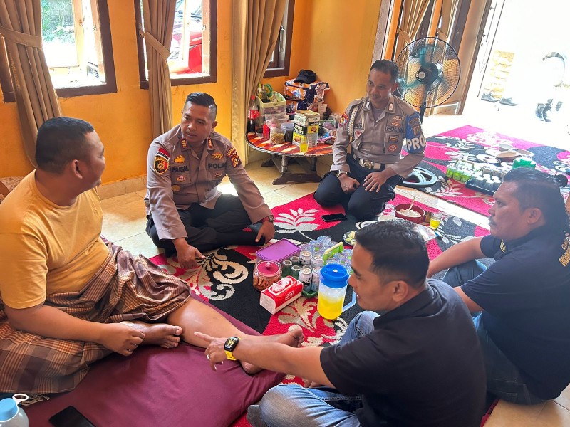 Bripka Suprawira Terharu Dijenguk Kapolsek Rupat Pasca Patah Kaki