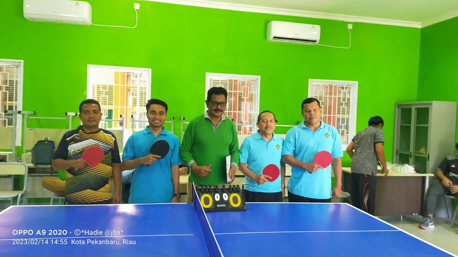 Membanggakan! Guru MI Al Ikhwan Rebut Juara Satu Tenis Meja Putra