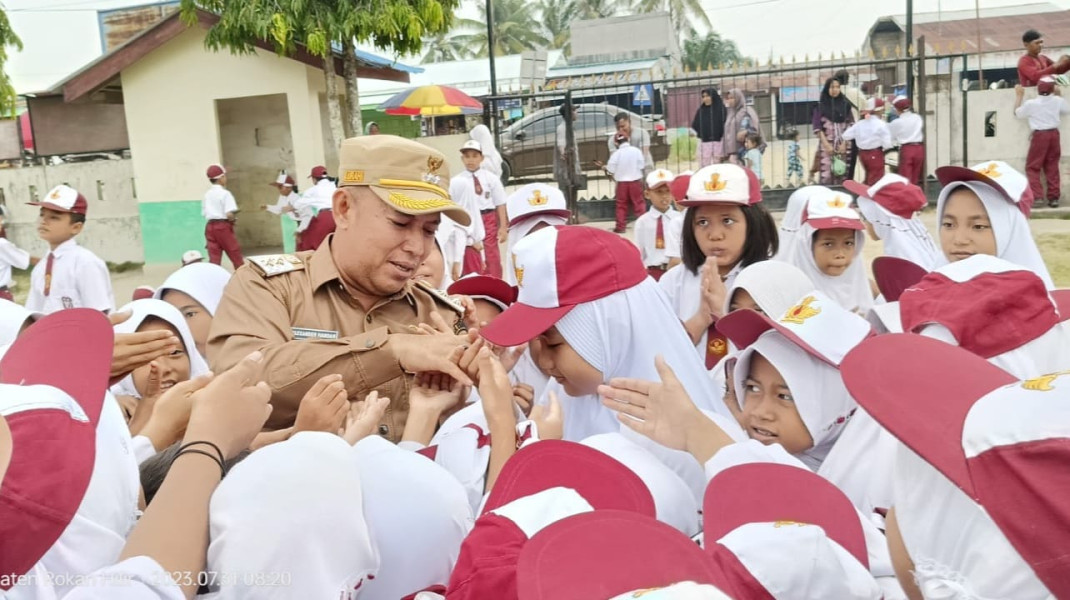 Lurah Cempedak Rahuk Dikerumuni Murid SDN 015