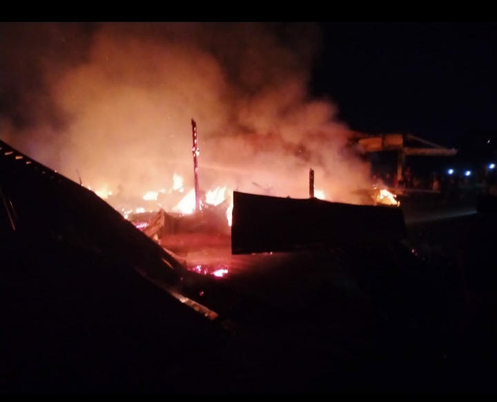 7 Unit Kios Pasar Plamboyan Terbakar