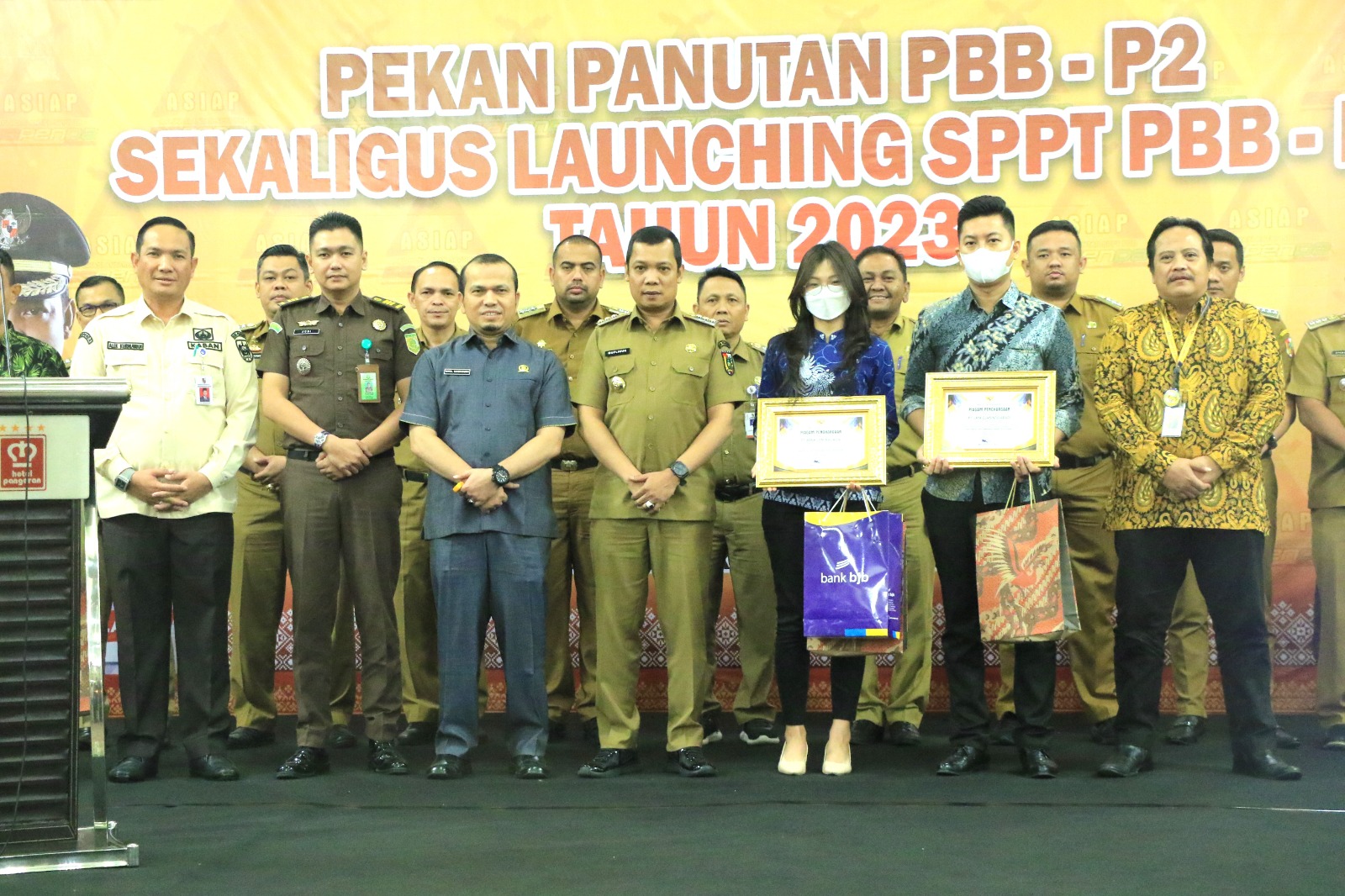 Pj Wali Kota Serahkan SPPT kepada 15 Camat dan Beri Penghargaan ke Pembayar PBB Tertinggi