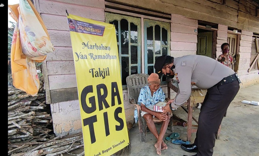 Patut Dicontoh, Polsek Ini Bagikan Nasi Kotak Gratis Kepada Warga Kurang Mampu