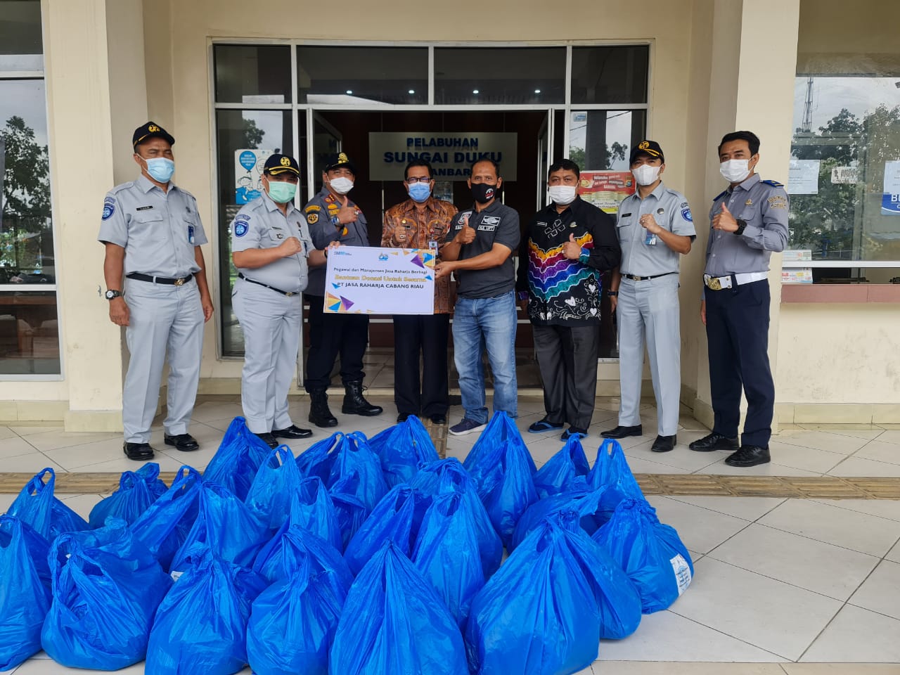 Salurkan 400 Paket Sembako Bantu Masyarakat Terdampak Pandemi Covid-19