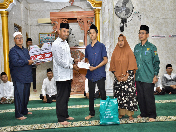 Safari Ramadhan di Kecamatan Tapung Hilir, Bupati Kampar serahkan Bantuan CSR Bank Riau