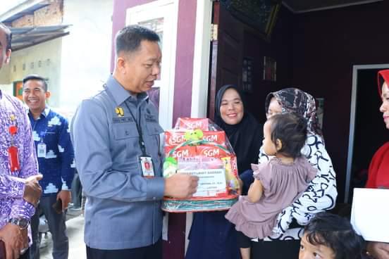 Sekda Pekanbaru Salurkan Bantuan kepada Tiga Anak Asuh Stunting