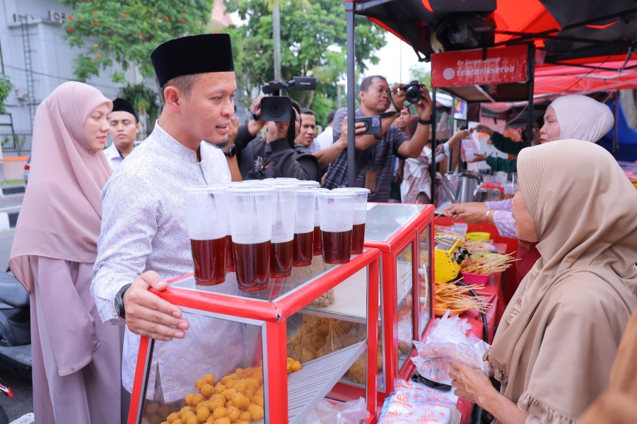 Tinjau Pasar Ramadan, Wali Kota Pekanbaru Belanja Takjil di Setiap Lapak
