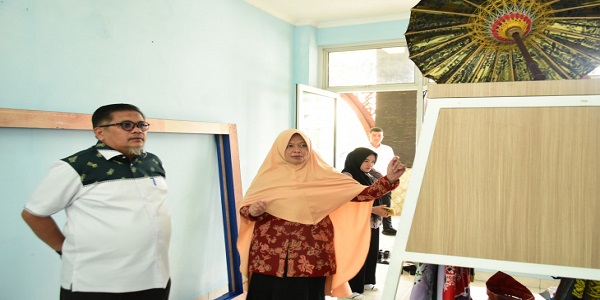 Ketua Umum Dekranasda Kampar Ricana Djayanti Hambali Tinjau Gallery Dekranasda Kampar