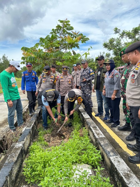 Dukung Program Kapolda, Polsek Bengkalis Tanam Pohon Sejukkan Lingkungan untuk Generasi Bangsa