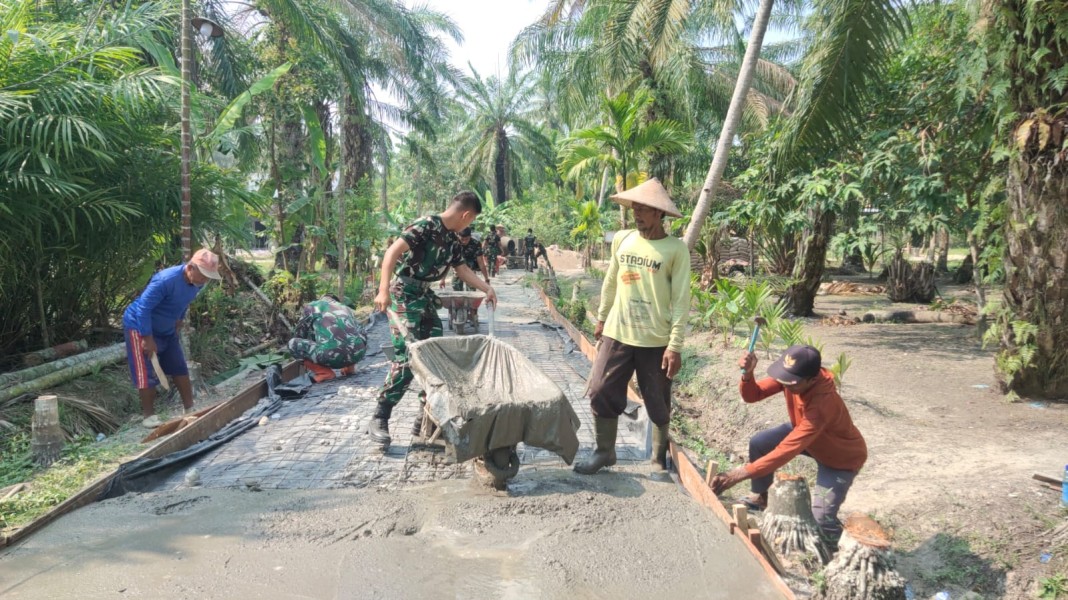 Bersama Warga, Satgas TMMD ke-125 Goro Semenisasi Jalan SK7 Rokan Baru Pesisir