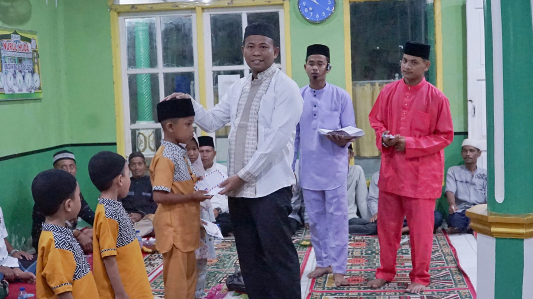 Wakil Bupati Rohil Santuni 37 Anak Yatim di Masjid Nurul Huda