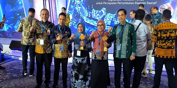 Pemkab Kampar Raih Penghargaan TP2DD Kabupaten Terbaik Se - Sumatera Tahun 2024