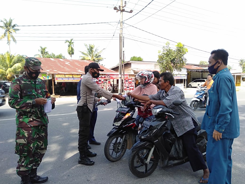 Lurah BCL Bagikan Ratusan Masker ke Masyarakat