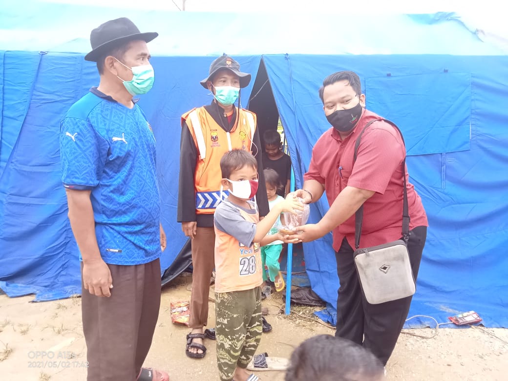 Sempena Hardiknas, DPP LSM Peduli SDM Riau Berbagi Ratusan Takjil Gratis