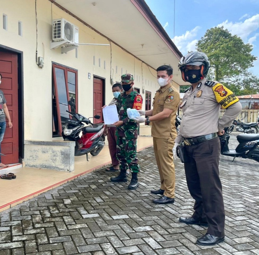 Lurah Ini Antarkan Langsung Obat ke Rumah Warga yang Isolasi Mandiri