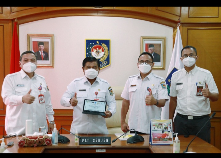 Plt. Sekjen Kemendagri Tanda Tangani Perjanjian Kerja Sama Sinergi SP4N-LAPOR!