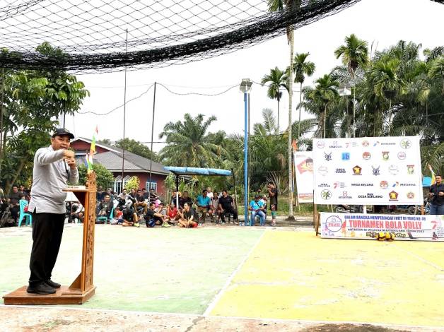 Berjuang Lakukan Perbaikan Jalan Menuju Sekijang