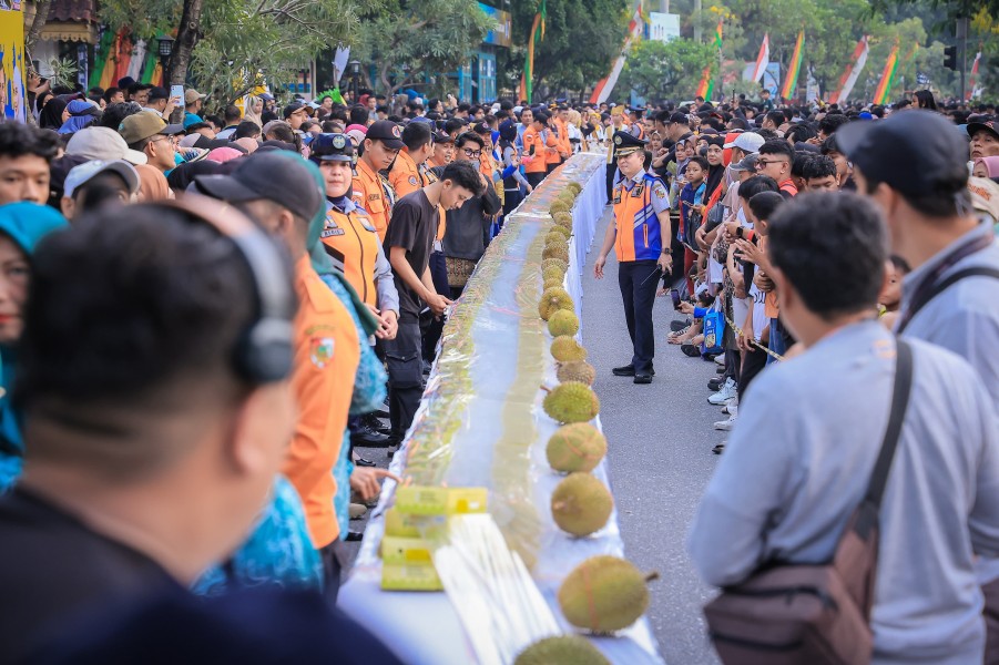 Pekanbaru Bikin Kue Talam Durian Sepanjang 1,1 Km, Langsung Rekor Dunia