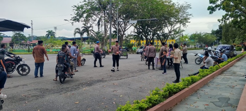 Satreskrim Polres Kampar Berbagi Takjil di Bundaran Tugu Ikan Jelang Buka Puasa