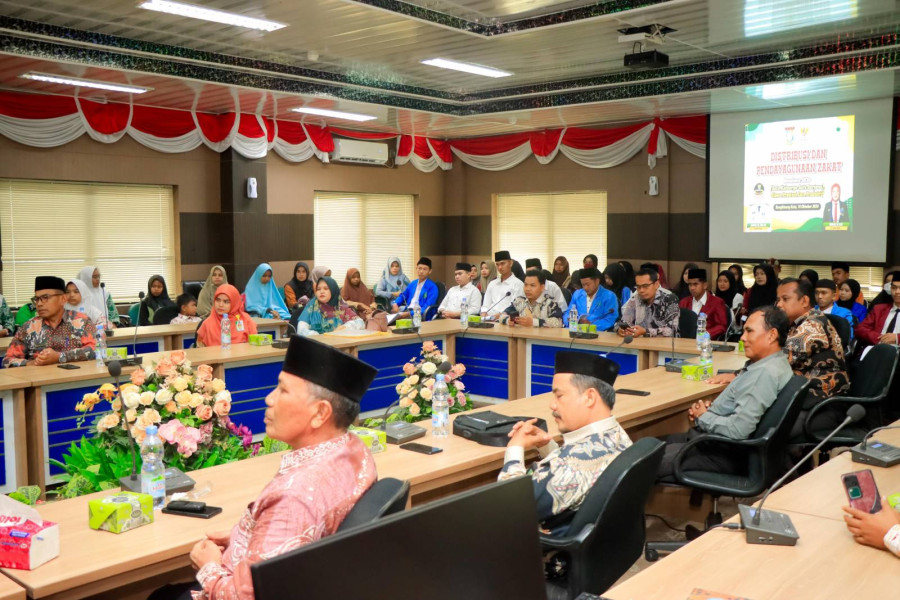 Bupati Kampar Hambali Serahkan Beasiswa Satu Keluarga Satu Sarjana dari Program Baznas Kampar