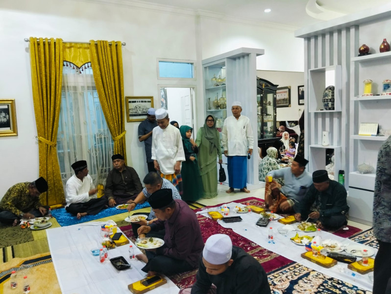 Mantan Gubernur Riau Annas Maamun Gelar Silaturahmi Sambut Ramadhan, Bagikan Kain Sarung kepada Jamaah