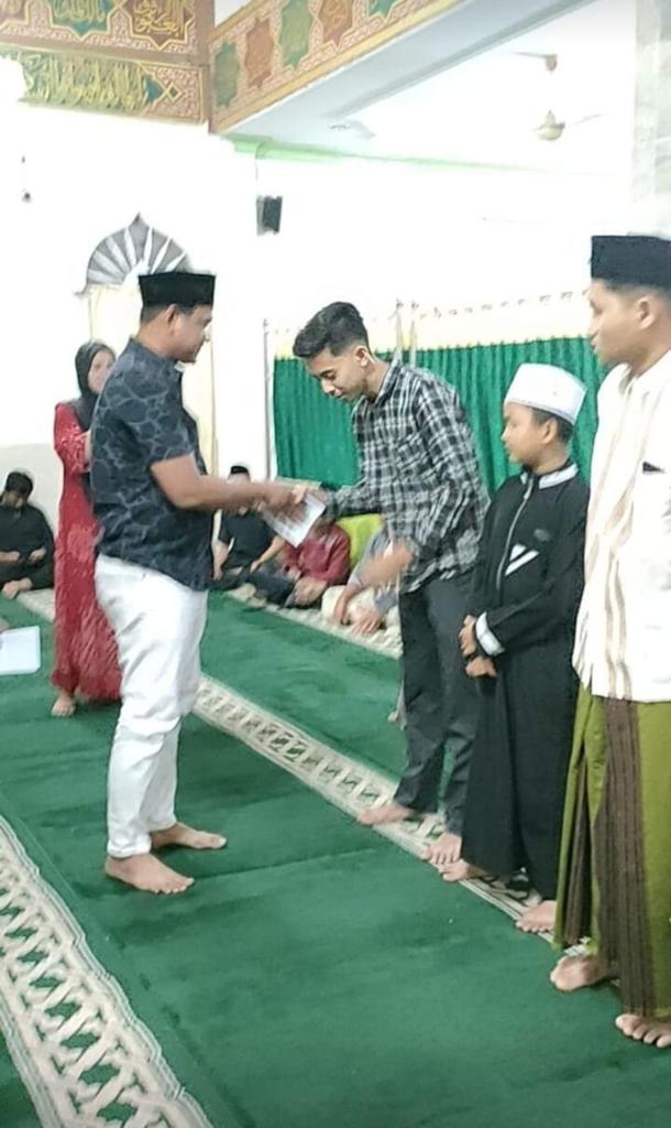 Dimenangkan Putra-Putri Padang Bulan, Ketua DPC Nasdem Senapelan Serahkan Hadiah Pemenang Lomba Baca Alquran
