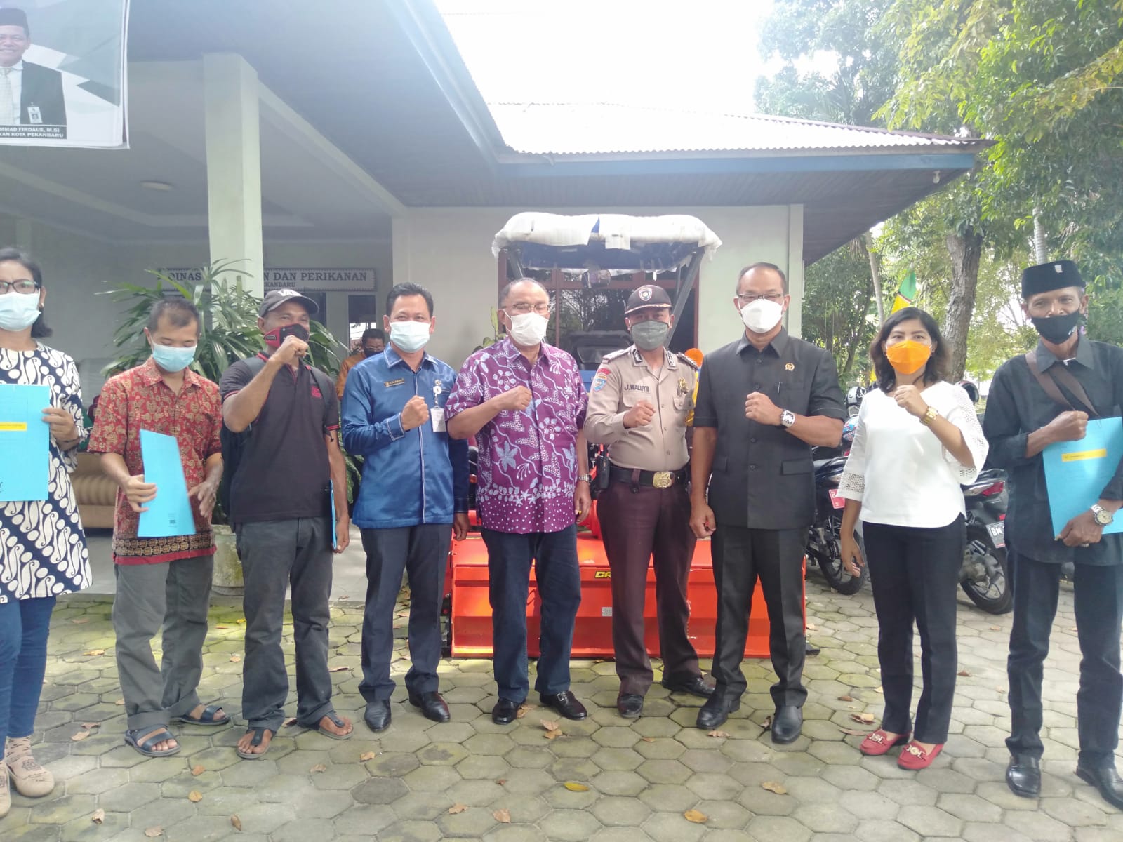 Bersahabat dengan Petani, Effendi Sianipar Salurkan Alat Pertanian