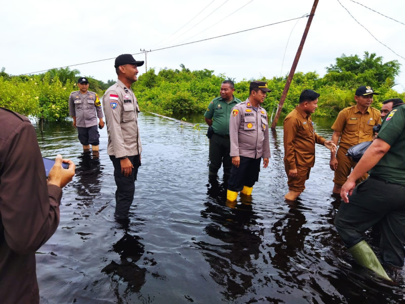 Tangani Bencana Banjir, Kapolda Riau Kerahkan Personel Bantu Masyarakat